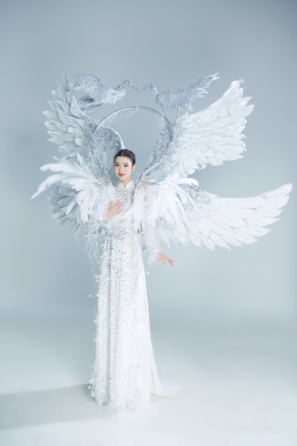 Phương Nhi đem trang phục “Cò ơi” nặng hơn 10kg đến Miss International 2023 - Ảnh 2.