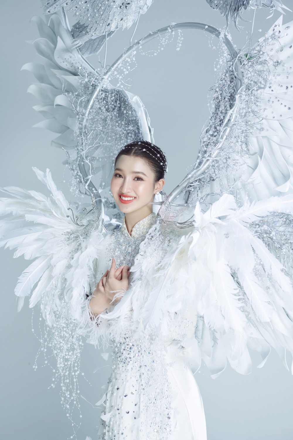 Phương Nhi đem trang phục “Cò ơi” nặng hơn 10kg đến Miss International 2023 - Ảnh 1.