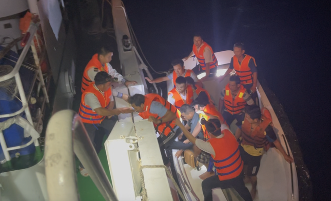 Tàu hải quân đã đón được 43 ngư dân và 2 thi thể người gặp nạn trên biển Trường Sa - Ảnh 1.