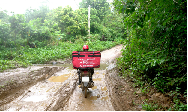 Nữ shipper J&T Express hạnh ph&uacute;c v&igrave; mỗi g&oacute;i h&agrave;ng chứa đựng niềm vui cho đồng b&agrave;o - Ảnh 3.