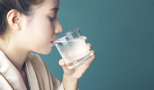 Uống nhiều nước để da căng mọng: Bác sĩ da liễu khẳng định hầu hết chị em đang làm sai cách - Ảnh 2. Uống nhiều nước để da căng mọng: Bác sĩ da liễu khẳng định hầu hết chị em đang làm sai cách - Ảnh 2.