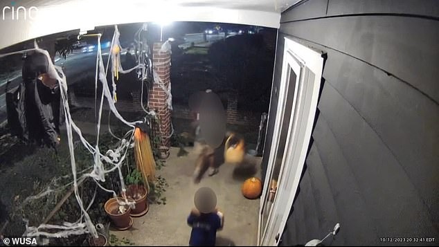 3 đứa trẻ lò dò bước tới cửa, hành động tiếp theo khiến gia chủ không kịp trở tay, xem camera phát hiện chi tiết phẫn nộ - Ảnh 2.