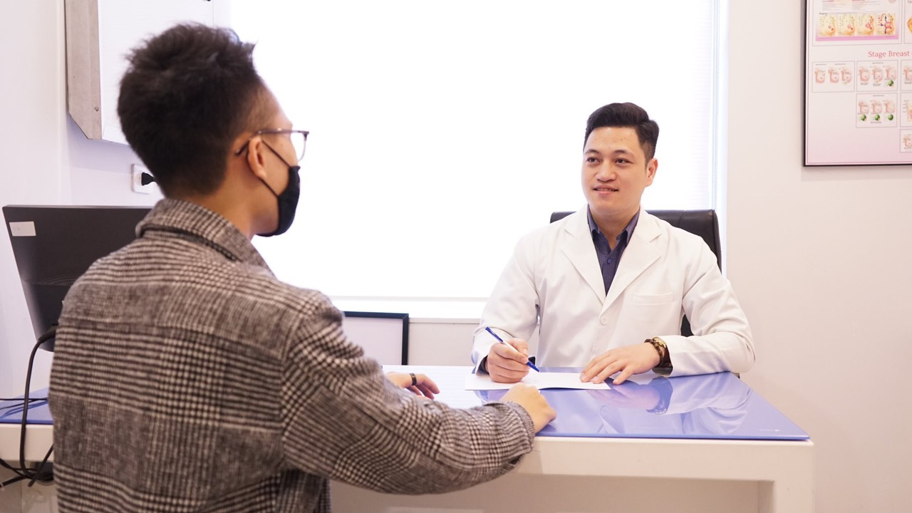 Cậu nhỏ bị ngắn hơn sau khi cắt bao quy đầu tại tiệm xăm - Ảnh 1. Cậu nhỏ bị ngắn hơn sau khi cắt bao quy đầu tại tiệm xăm - Ảnh 1.
