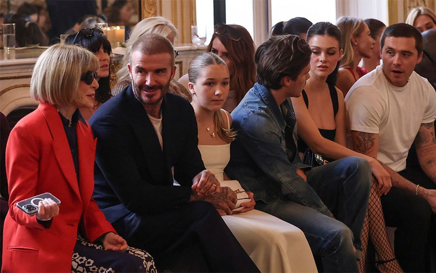 Beckham nắm chặt tay con gái 12 tuổi đi xem show - Ảnh 4.