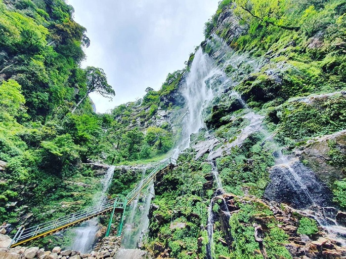 Khung cảnh ngọn thác hùng vĩ ở Lào Cai khiến nhiều người trầm trồ: Không ngờ ở Việt Nam có nơi đẹp như vậy! - Ảnh 1.
