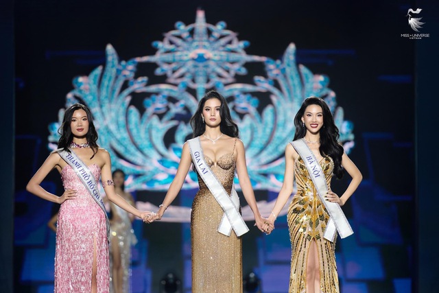 Bị chê bai cách dẫn kém duyên tại Miss Universe Vietnam 2023, nam MC lên tiếng xin lỗi - Ảnh 5. Bị chê bai cách dẫn kém duyên tại Miss Universe Vietnam 2023, nam MC lên tiếng xin lỗi - Ảnh 5.