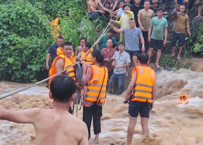 Cả trăm người cứu 4 em nhỏ mắc kẹt giữa dòng nước lũ - Ảnh 2.