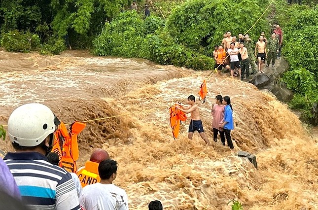 Cả trăm người cứu 4 em nhỏ mắc kẹt giữa dòng nước lũ - Ảnh 1.