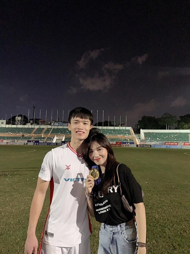 Cầu thủ nổi tiếng và bạn gái xinh đẹp “gương vỡ lại lành”, lộ hint từ chiếc xe 3 tỷ của đàng trai? - Ảnh 1. Cầu thủ nổi tiếng và bạn gái xinh đẹp “gương vỡ lại lành”, lộ hint từ chiếc xe 3 tỷ của đàng trai? - Ảnh 1.
