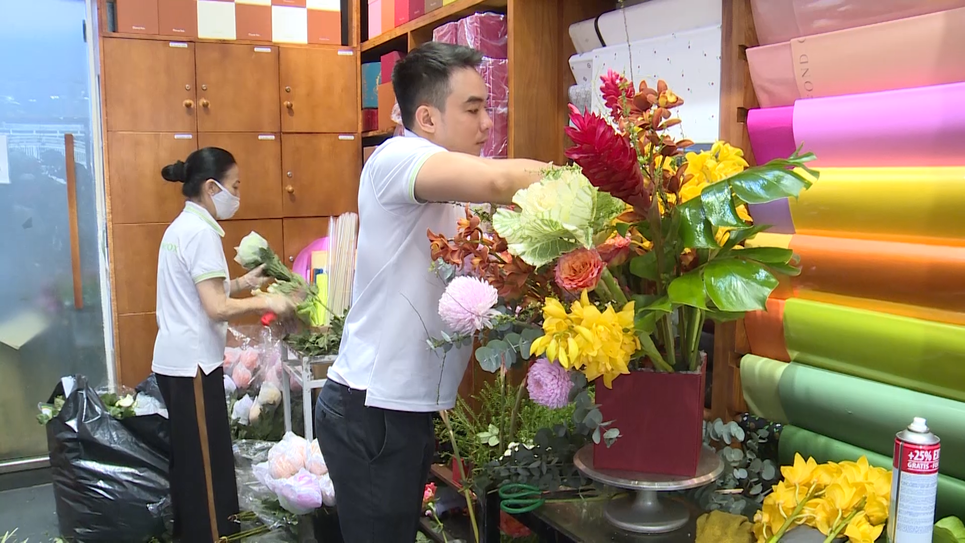 TP Hồ Chí Minh: Thị trường hoa tặng sôi động dịp 20/10 - Ảnh 1.