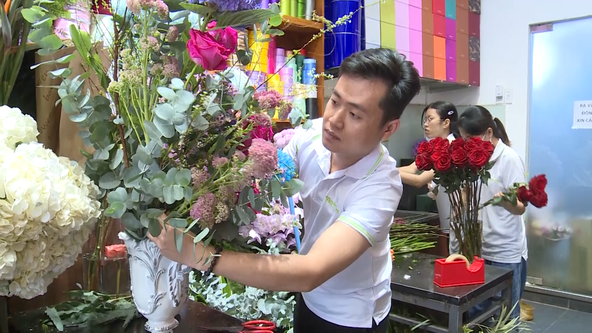 TP Hồ Chí Minh: Thị trường hoa tặng sôi động dịp 20/10 - Ảnh 2.