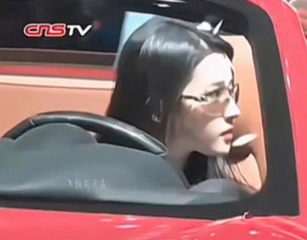 Xôn xao clip Lưu Diệc Phi cực thần thái ở triển lãm ô tô, tự trả số tiền 15 tỷ mua siêu xe - Ảnh 3.