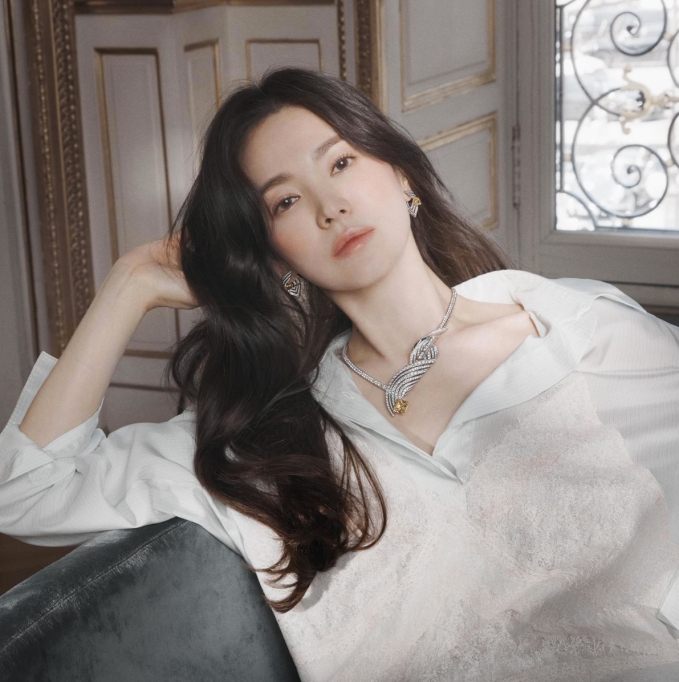 Triết lý yêu của nàng Bọ Cạp Song Hye Kyo: Dốc cạn con tim cho tình yêu để rồi dứt khoát khi chia tay - Ảnh 1. Triết lý yêu của nàng Bọ Cạp Song Hye Kyo: Dốc cạn con tim cho tình yêu để rồi dứt khoát khi chia tay - Ảnh 1.
