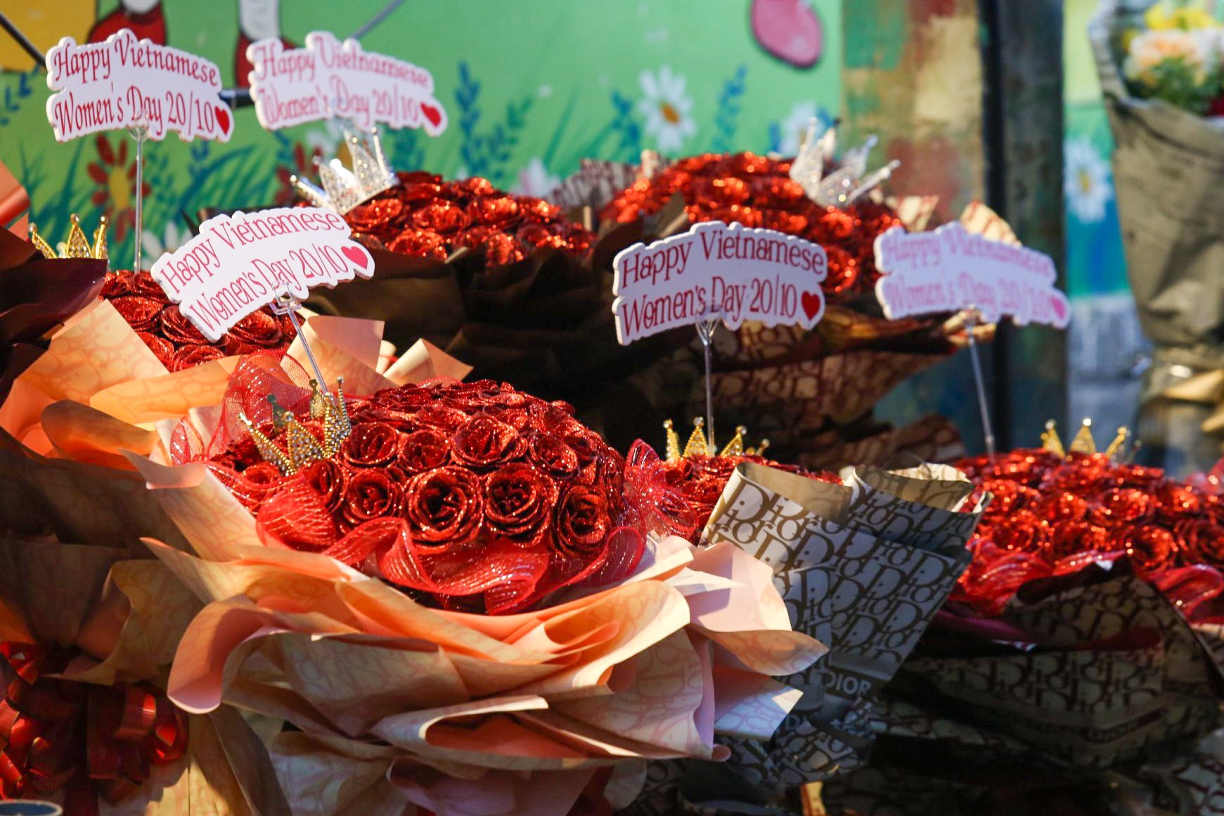 TP Hồ Chí Minh: Thị trường hoa tặng sôi động dịp 20/10 - Ảnh 4.
