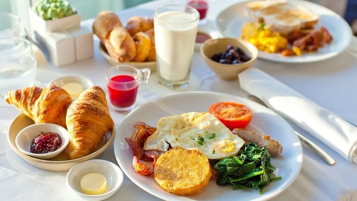 7 kiểu ăn sáng rút ngắn tuổi thọ và gây hại sức khoẻ - Ảnh 1.