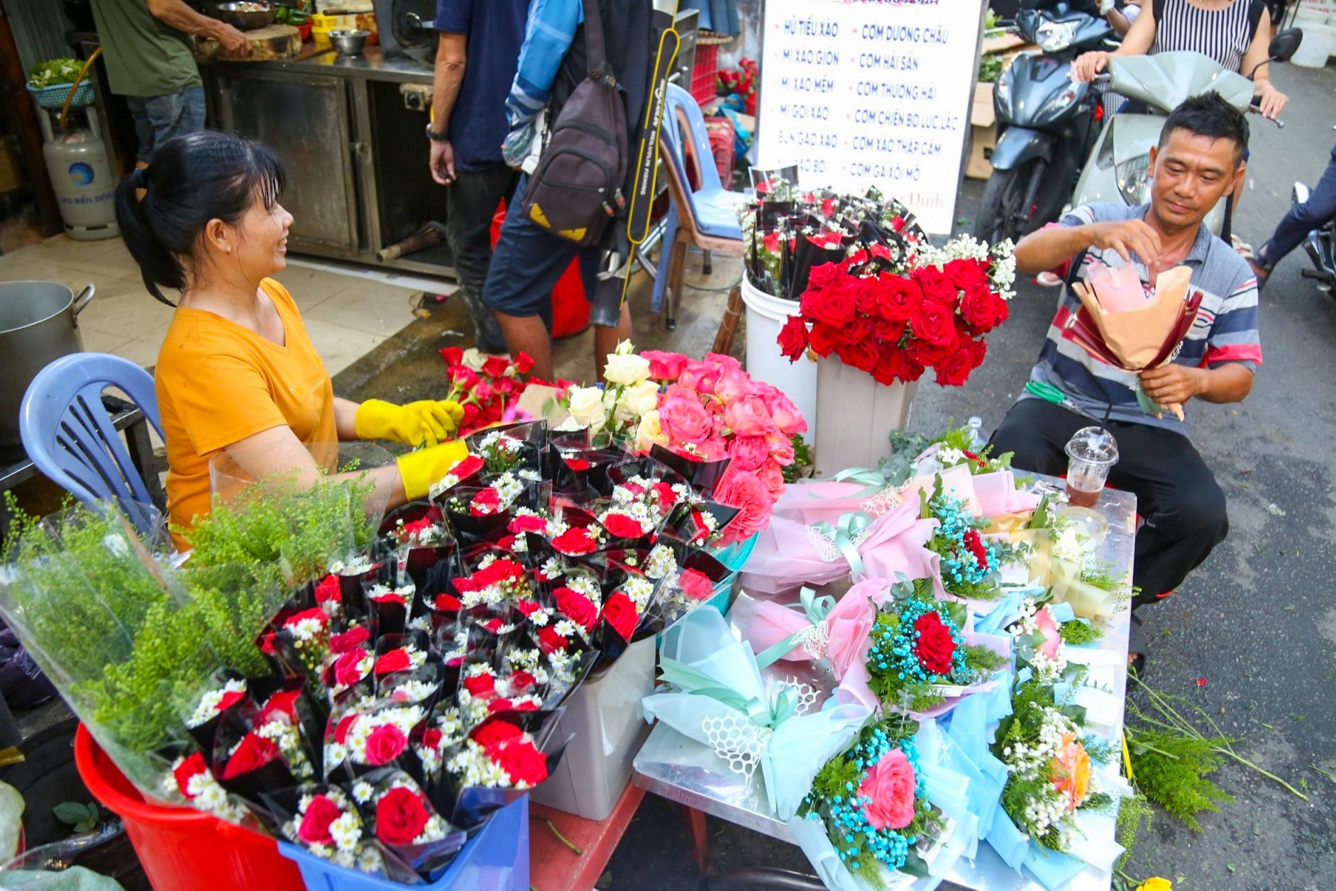 TP Hồ Chí Minh: Thị trường hoa tặng sôi động dịp 20/10 - Ảnh 5.