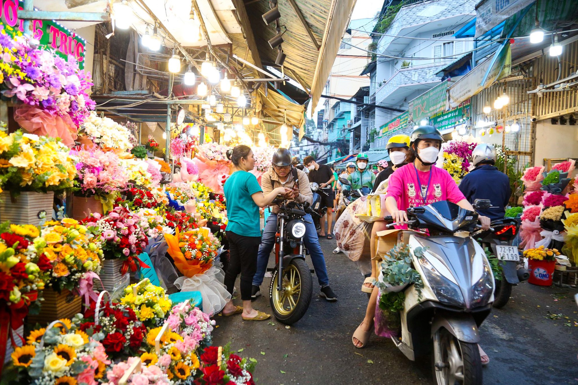 TP Hồ Chí Minh: Thị trường hoa tặng sôi động dịp 20/10 - Ảnh 3.