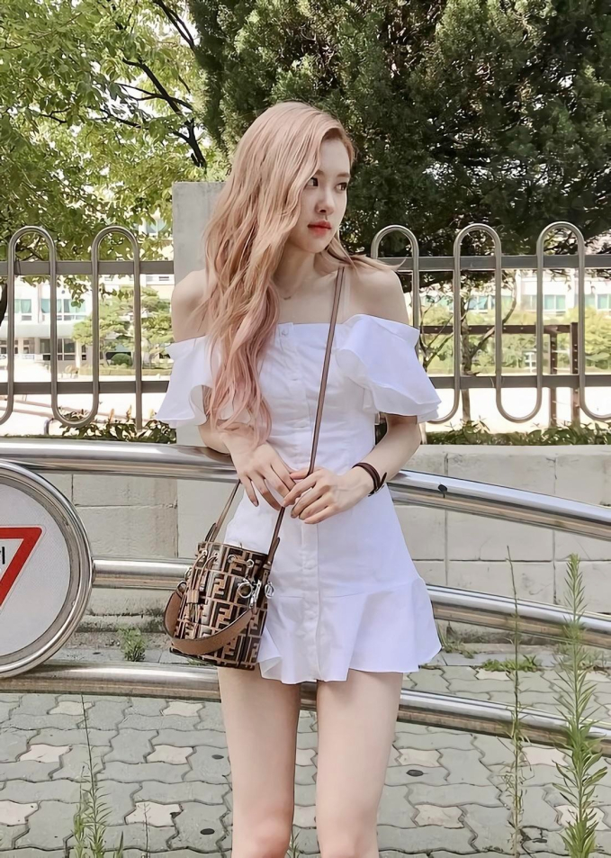 Tủ đồ chuẩn girlfriend material của BLACKPINK sẽ cho các nàng 1001 ý tưởng mặc xinh trong ngày 20/10 này - Ảnh 16. Tủ đồ chuẩn girlfriend material của BLACKPINK sẽ cho các nàng 1001 ý tưởng mặc xinh trong ngày 20/10 này - Ảnh 16.