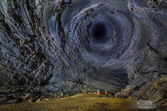 Kỳ lạ vòng xoáy như mắt bão trong hang động ở Quảng Bình - Ảnh 1.