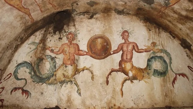 Phát hiện hình vẽ chó săn địa ngục và nhân mã thần thoại trên ngôi mộ 2.200 năm tuổi - Ảnh 1.