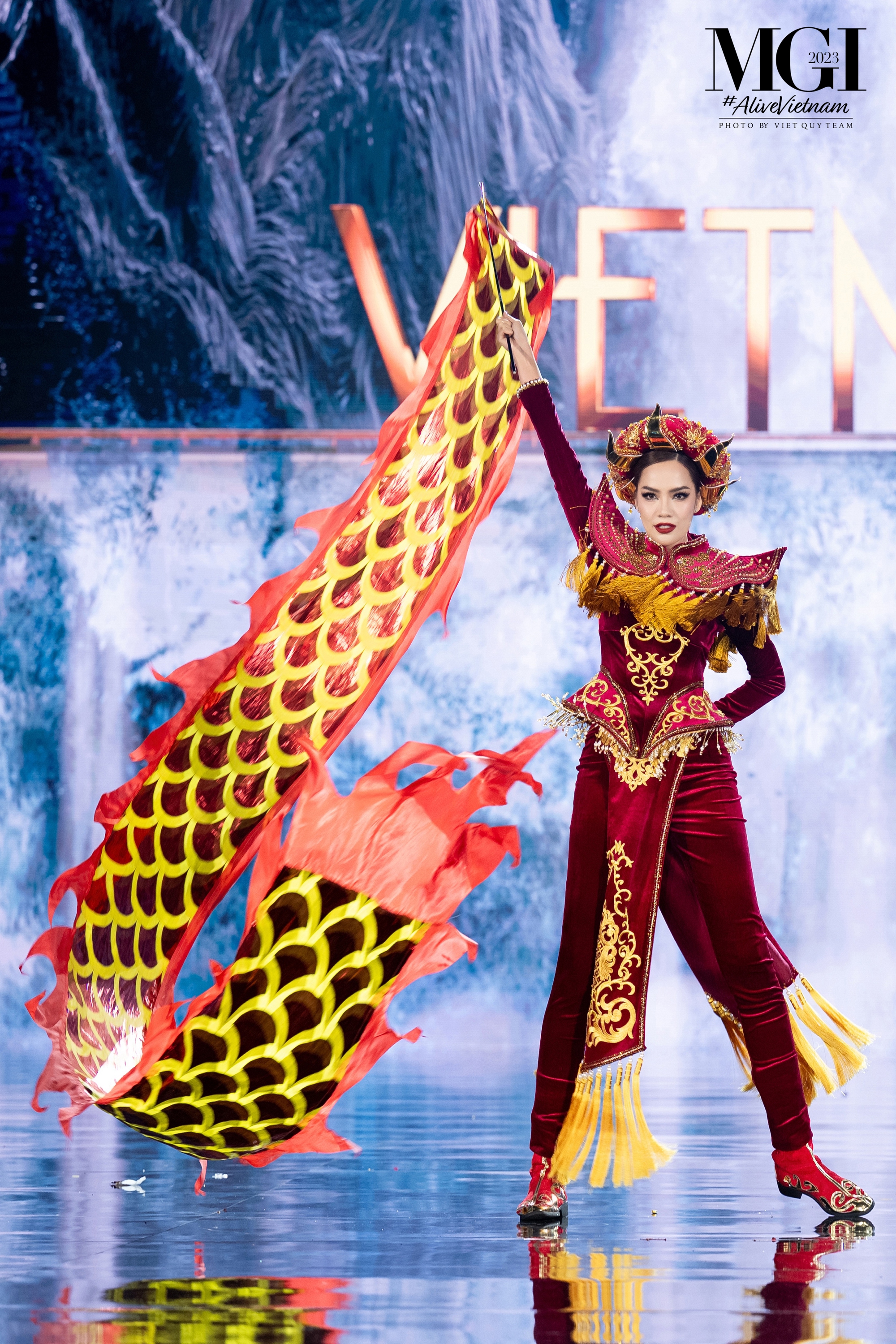 Mãn nhãn đêm thi Trang phục dân tộc Miss Grand International: Nổi da gà với Lê Hoàng Phương, loạt thiết kế hoành tráng gây bùng nổ - Ảnh 3.