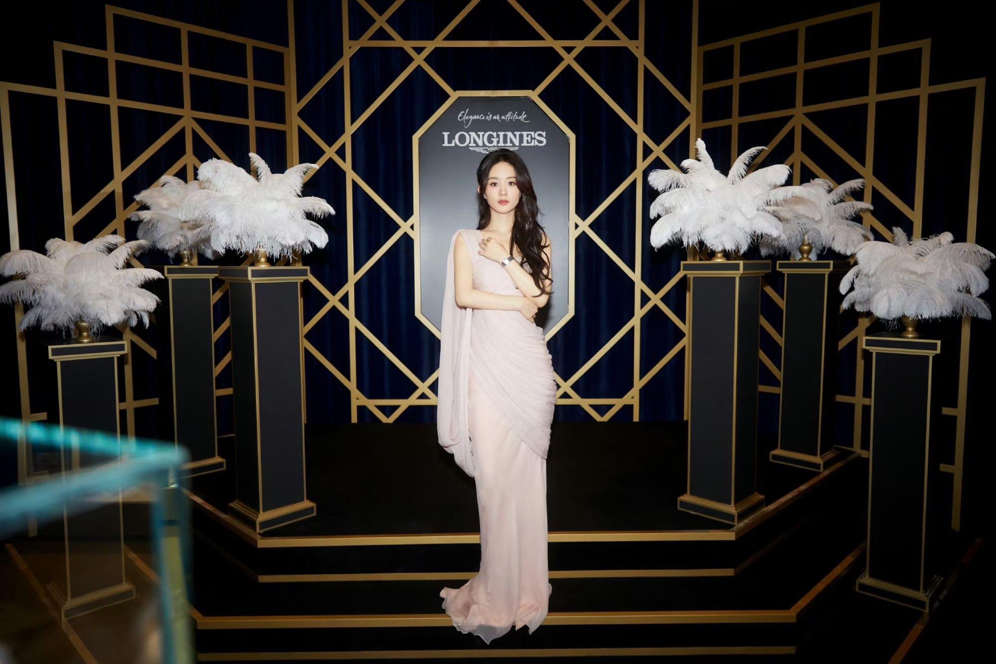 Địch Lệ Nhiệt Ba, Triệu Lệ Dĩnh đọ sắc trên thảm đỏ 'Đêm hội Weibo' | Áo dạ  hội, Phong cách thời trang, Áo váy