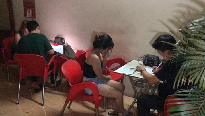 Khởi tố chủ nhà nghỉ chứa mại dâm trên 'phố đèn đỏ' ở Bình Định - Ảnh 2.