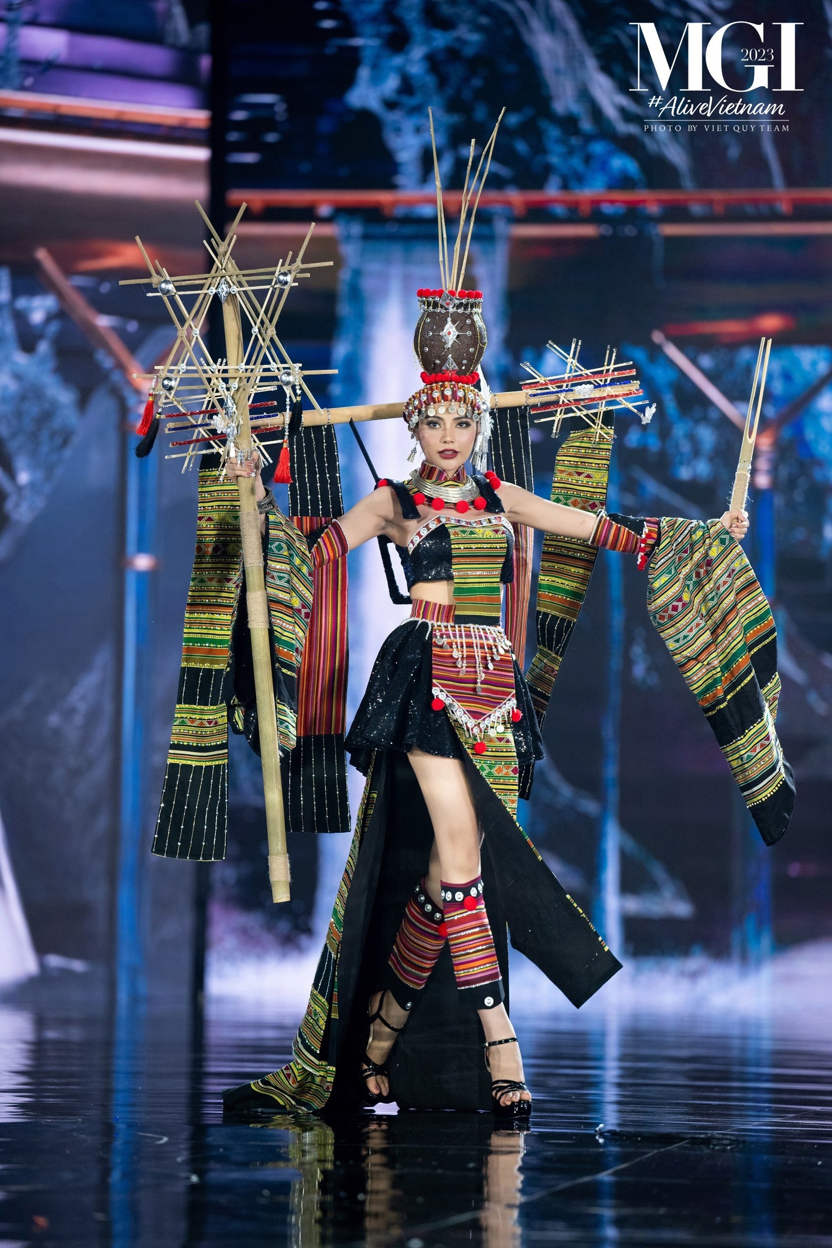 Trang phục dân tộc 30 kg, hoành tráng của 70 thí sinh Hoa hậu Hòa bình - Ảnh 1.
