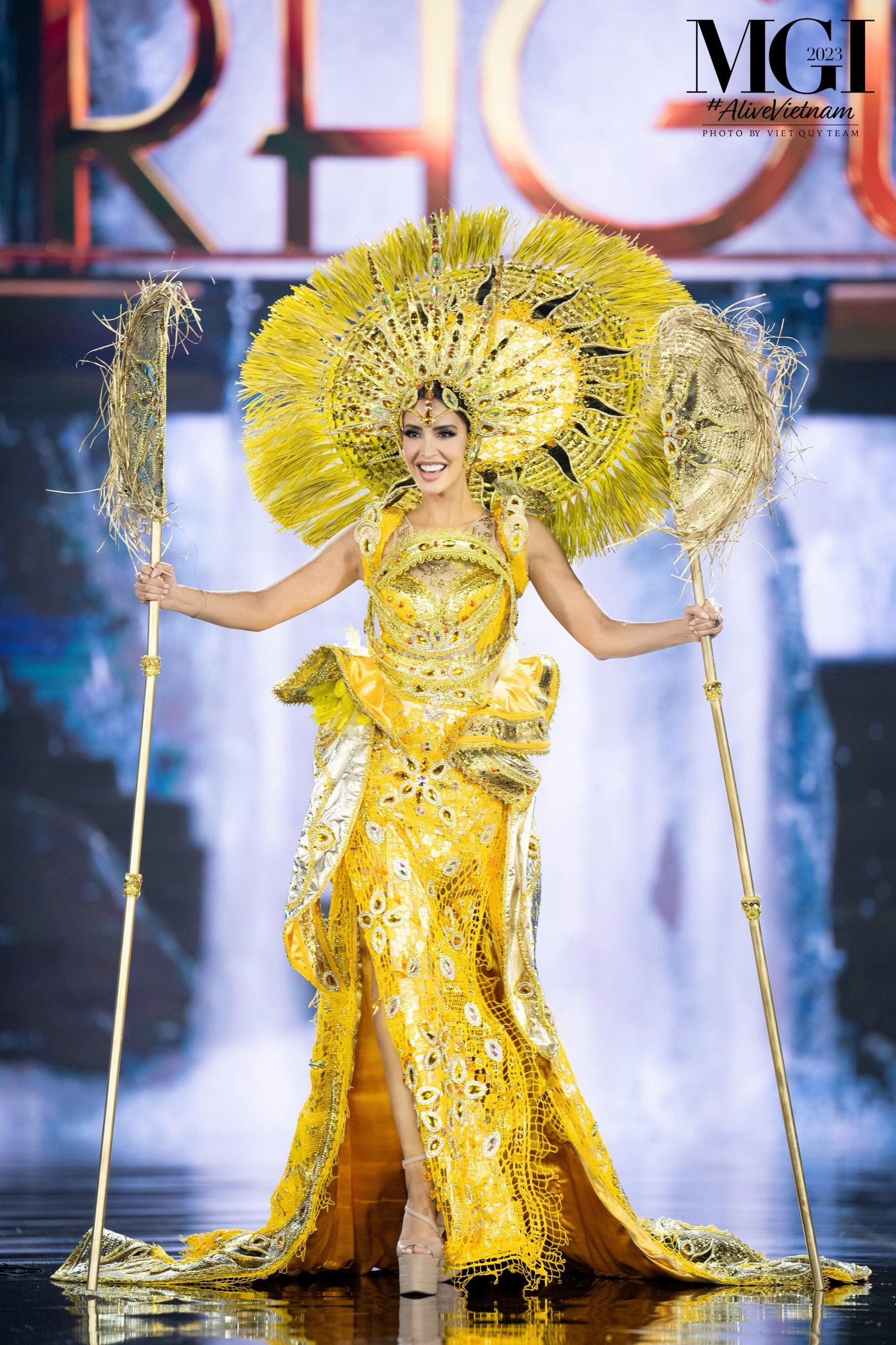 Trang phục dân tộc 30 kg, hoành tráng của 70 thí sinh Hoa hậu Hòa bình - Ảnh 8.