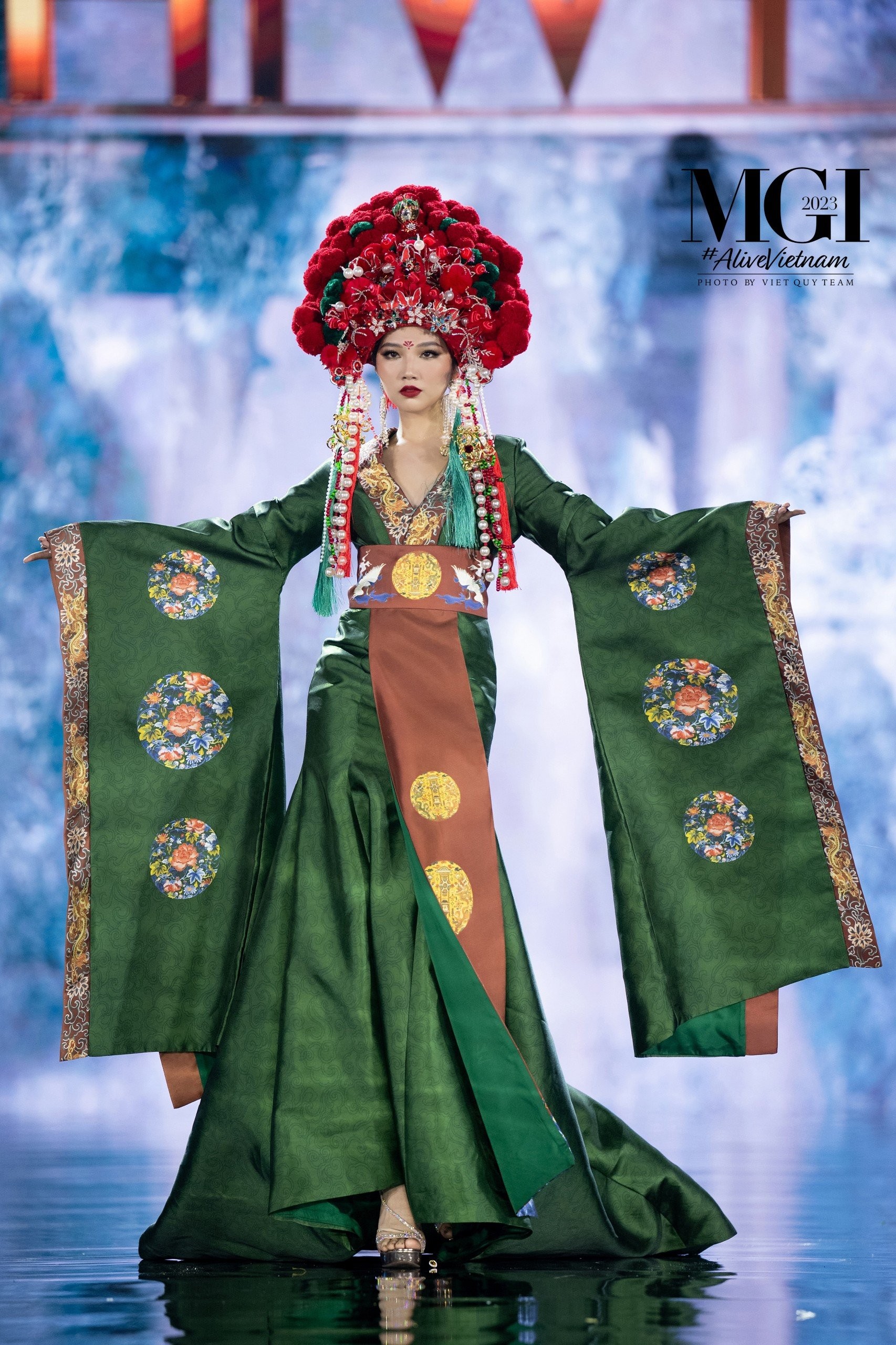 Trang phục dân tộc 30 kg, hoành tráng của 70 thí sinh Hoa hậu Hòa bình - Ảnh 13.