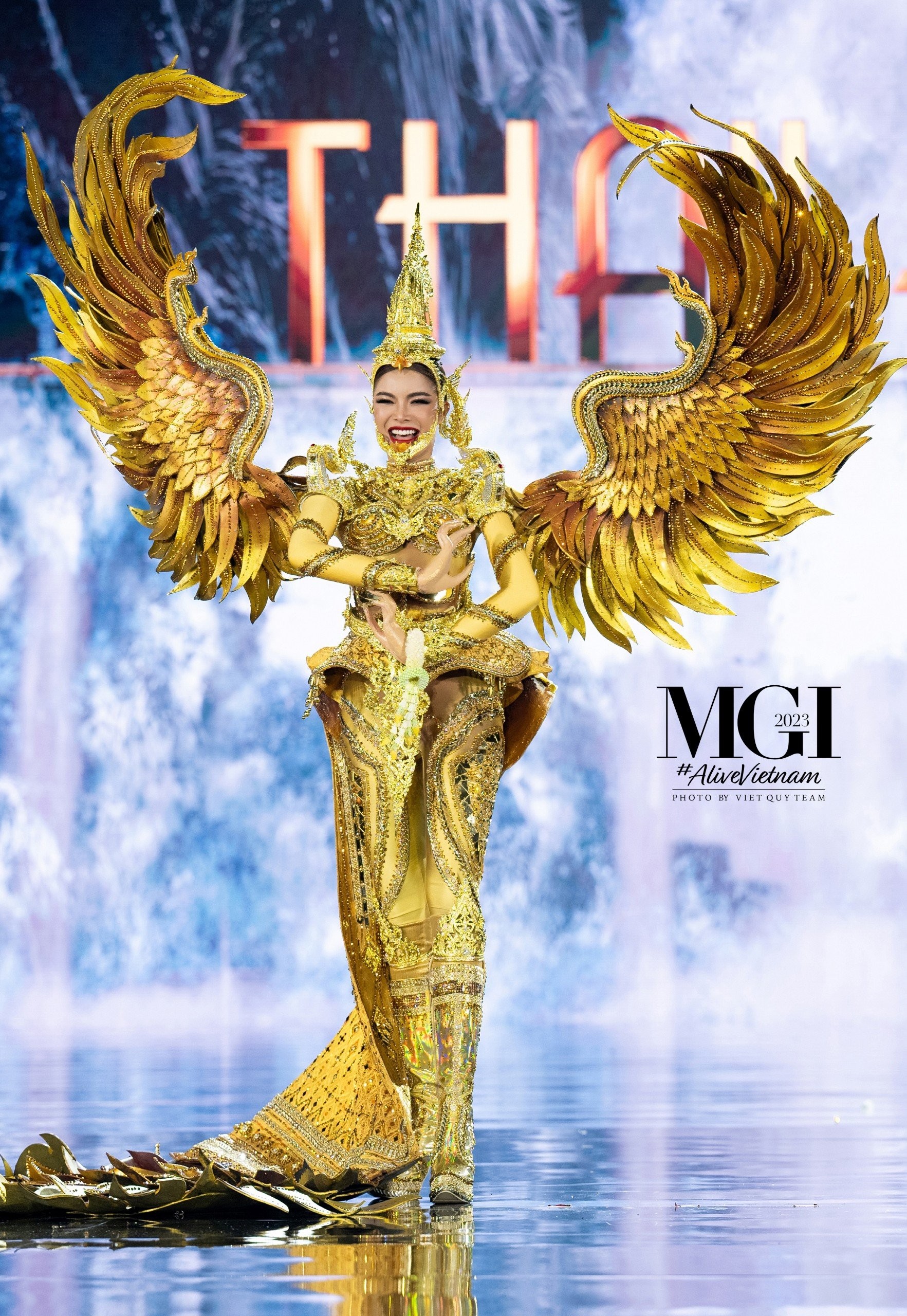 Trang phục dân tộc 30 kg, hoành tráng của 70 thí sinh Hoa hậu Hòa bình - Ảnh 3.