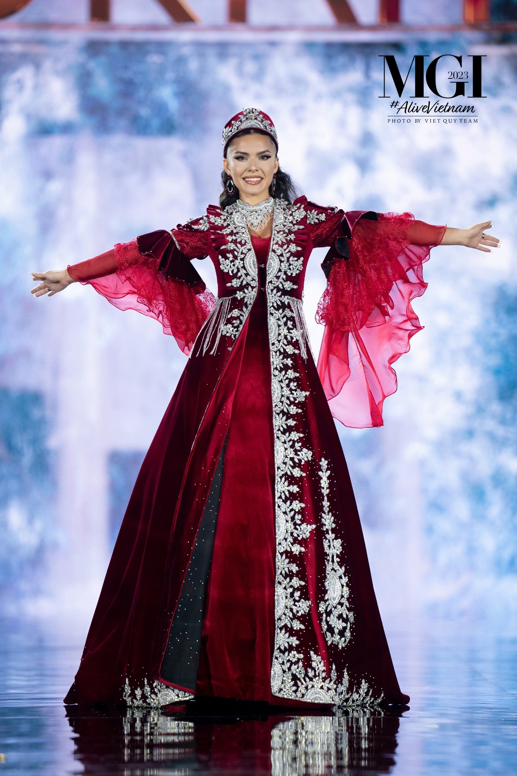 Trang phục dân tộc 30 kg, hoành tráng của 70 thí sinh Hoa hậu Hòa bình - Ảnh 16.