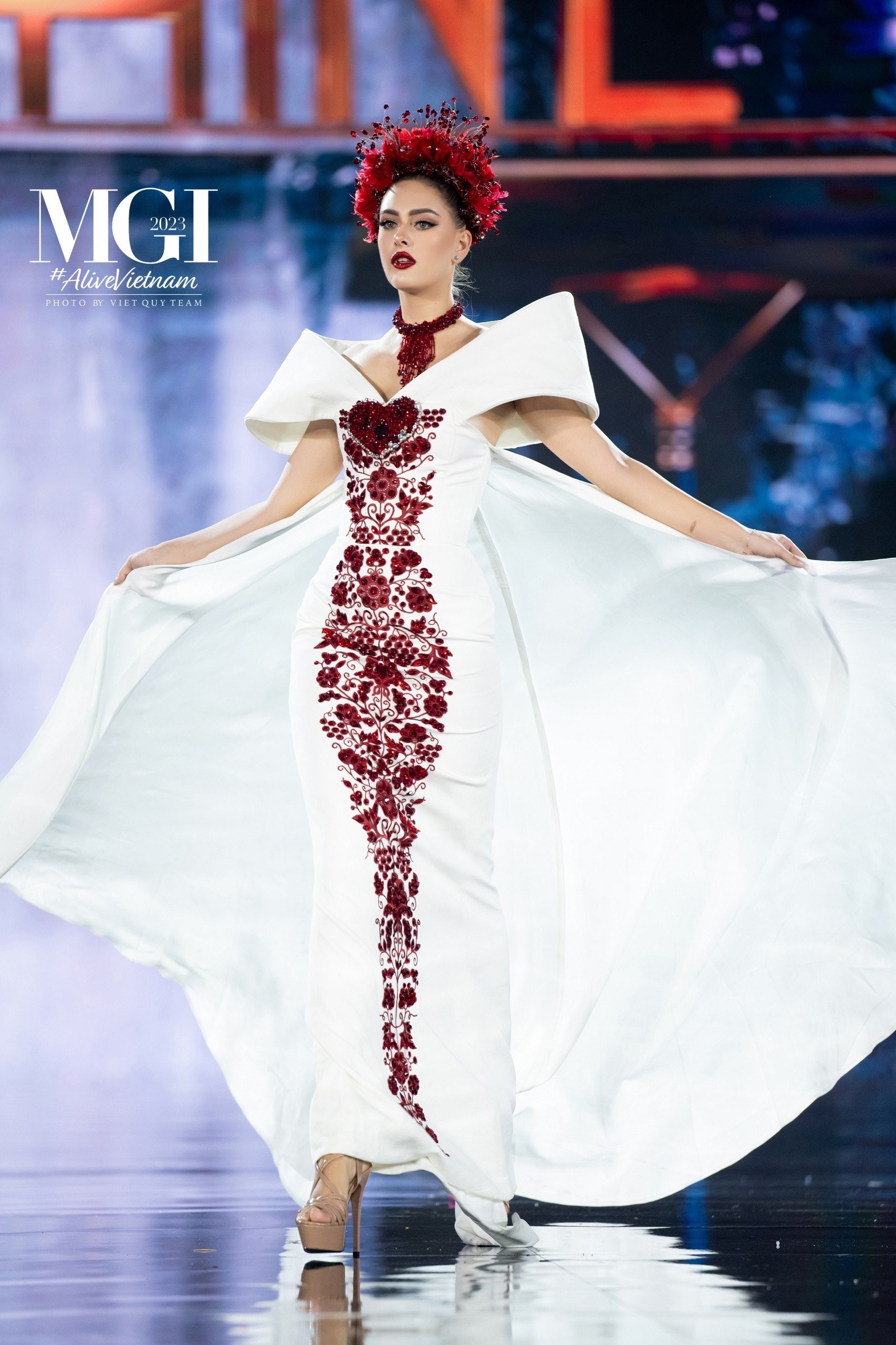Trang phục dân tộc 30 kg, hoành tráng của 70 thí sinh Hoa hậu Hòa bình - Ảnh 15.
