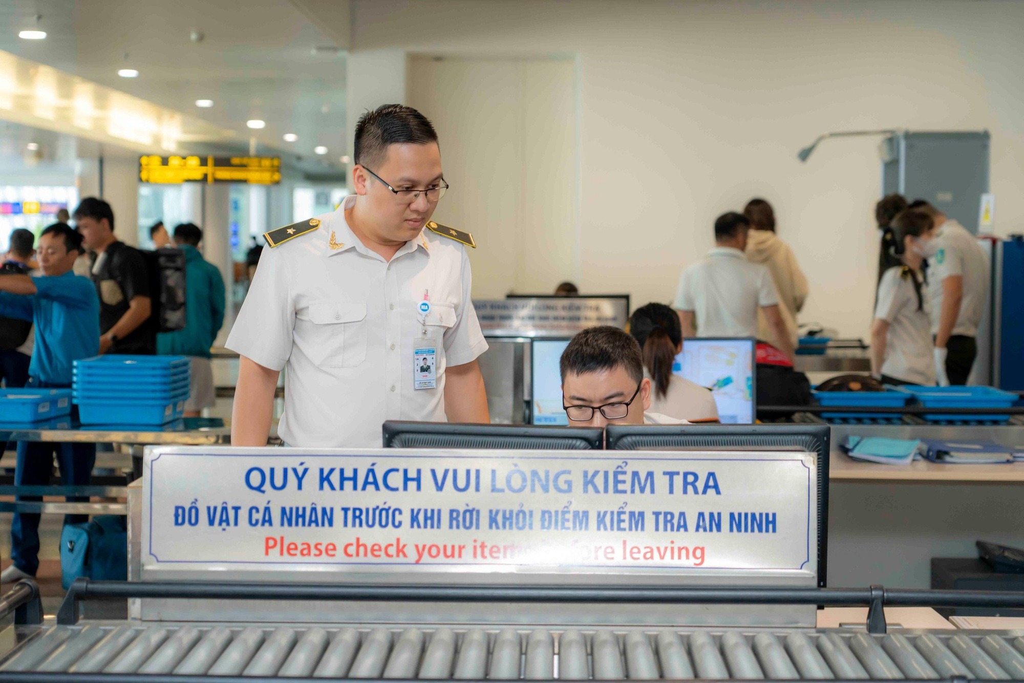 Nhặt ví tiền tại Nội Bài, bay đến Tân Sơn Nhất vẫn không thoát - Ảnh 3. Nhặt ví tiền tại Nội Bài, bay đến Tân Sơn Nhất vẫn không thoát - Ảnh 3.