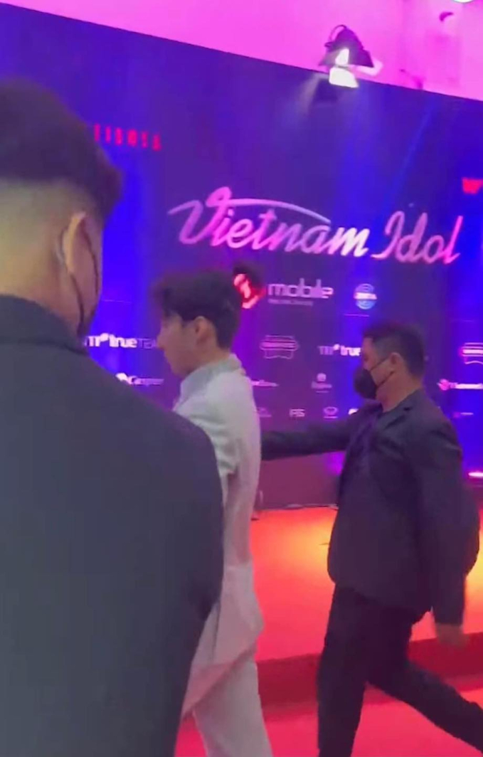 Vietnam Idol: Sơn Tùng M-TP xuất hiện sang chảnh như tổng tài, được vệ sĩ vây chặt - Ảnh 2.