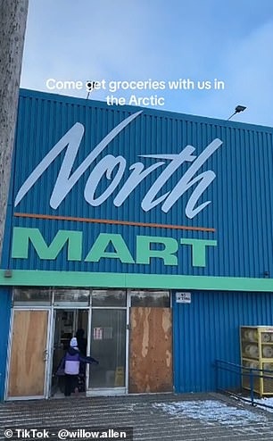 Cô gái ở vùng Bắc Cực kể chuyện đi chợ nơi heo hút: Giá đắt 'cắt cổ' vẫn phải mua, 4 miếng ức gà gần triệu bạc - Ảnh 2.