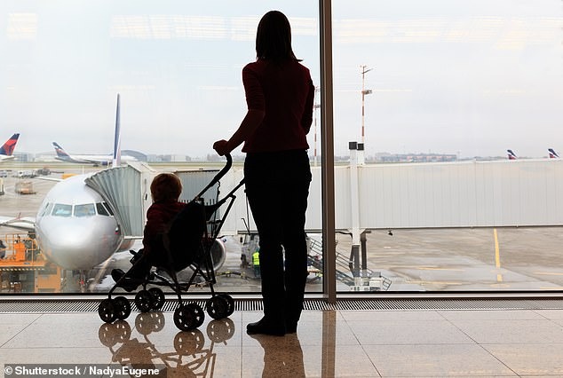 Tức vì người phụ nữ thay tã cho con trên ghế máy bay, hành khách lên mạng 'xả giận' ai ngờ bị mắng ngược lại - Ảnh 2.