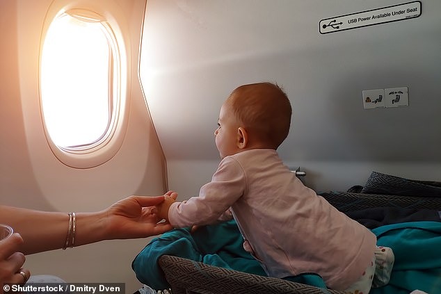 Tức vì người phụ nữ thay tã cho con trên ghế máy bay, hành khách lên mạng 'xả giận' ai ngờ bị mắng ngược lại - Ảnh 1.