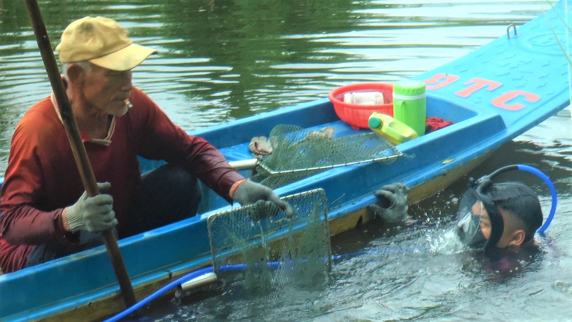 Ngâm mình hàng giờ bắt &quot;con hai mảnh&quot; dưới sông - Ảnh 2.