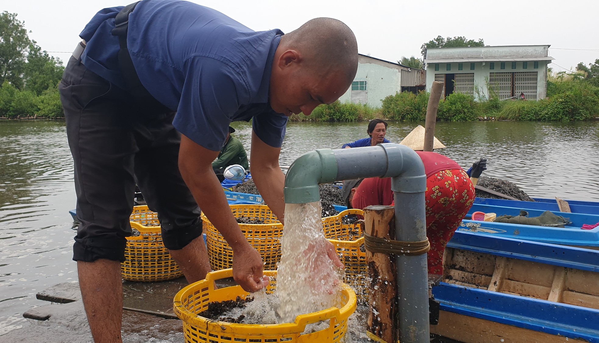 Ngâm mình hàng giờ bắt &quot;con hai mảnh&quot; dưới sông - Ảnh 5.