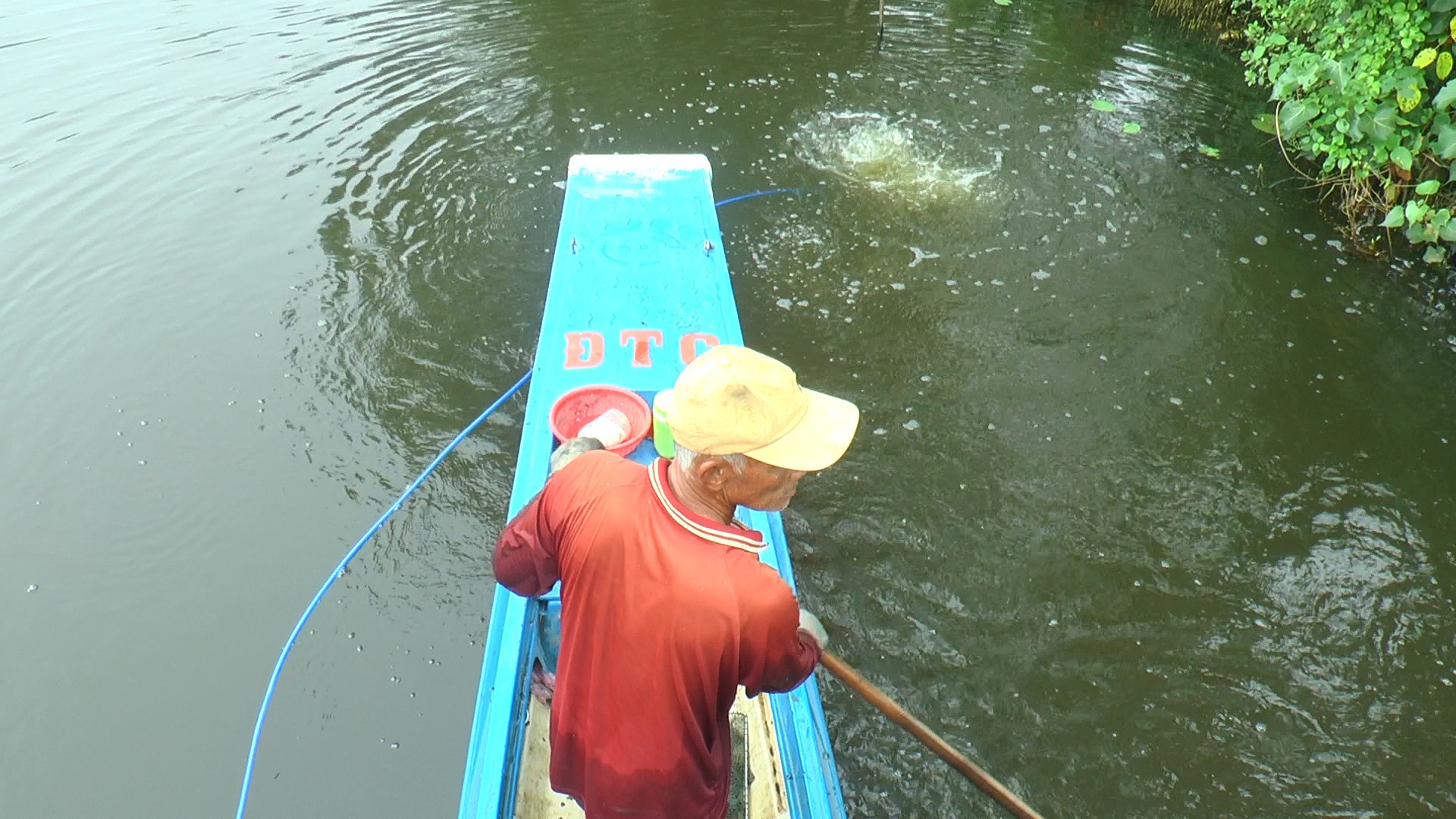 Ngâm mình hàng giờ bắt &quot;con hai mảnh&quot; dưới sông - Ảnh 8.