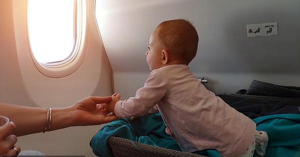 Tức vì người phụ nữ thay tã cho con trên ghế máy bay, hành khách lên mạng 'xả giận' ai ngờ bị mắng ngược lại