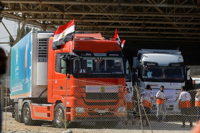 Cửa khẩu Rafah mở, đoàn xe viện trợ đầu tiên tiến vào Dải Gaza - Ảnh 1.