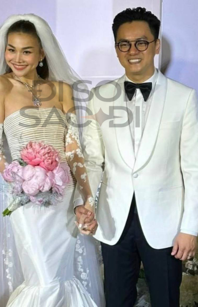 SIÊU HOT: Cô dâu Thanh Hằng lộ diện gợi cảm trong lễ cưới, nắm chặt tay chồng nhạc trưởng - Ảnh 1. SIÊU HOT: Cô dâu Thanh Hằng lộ diện gợi cảm trong lễ cưới, nắm chặt tay chồng nhạc trưởng - Ảnh 1.