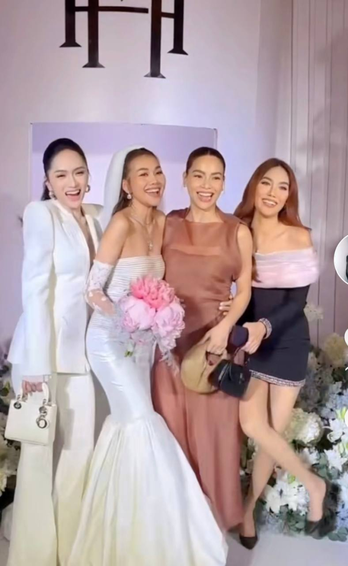 SIÊU HOT: Cô dâu Thanh Hằng lộ diện gợi cảm trong lễ cưới, nắm chặt tay chồng nhạc trưởng - Ảnh 2. SIÊU HOT: Cô dâu Thanh Hằng lộ diện gợi cảm trong lễ cưới, nắm chặt tay chồng nhạc trưởng - Ảnh 2.