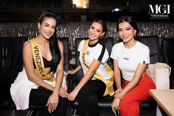 Đạo diễn Hoàng Nhật Nam trước Bán kết, Chung kết Miss Grand International 2023: Đáp ứng yêu cầu khắt khe của ekip quốc tế - Ảnh 8.