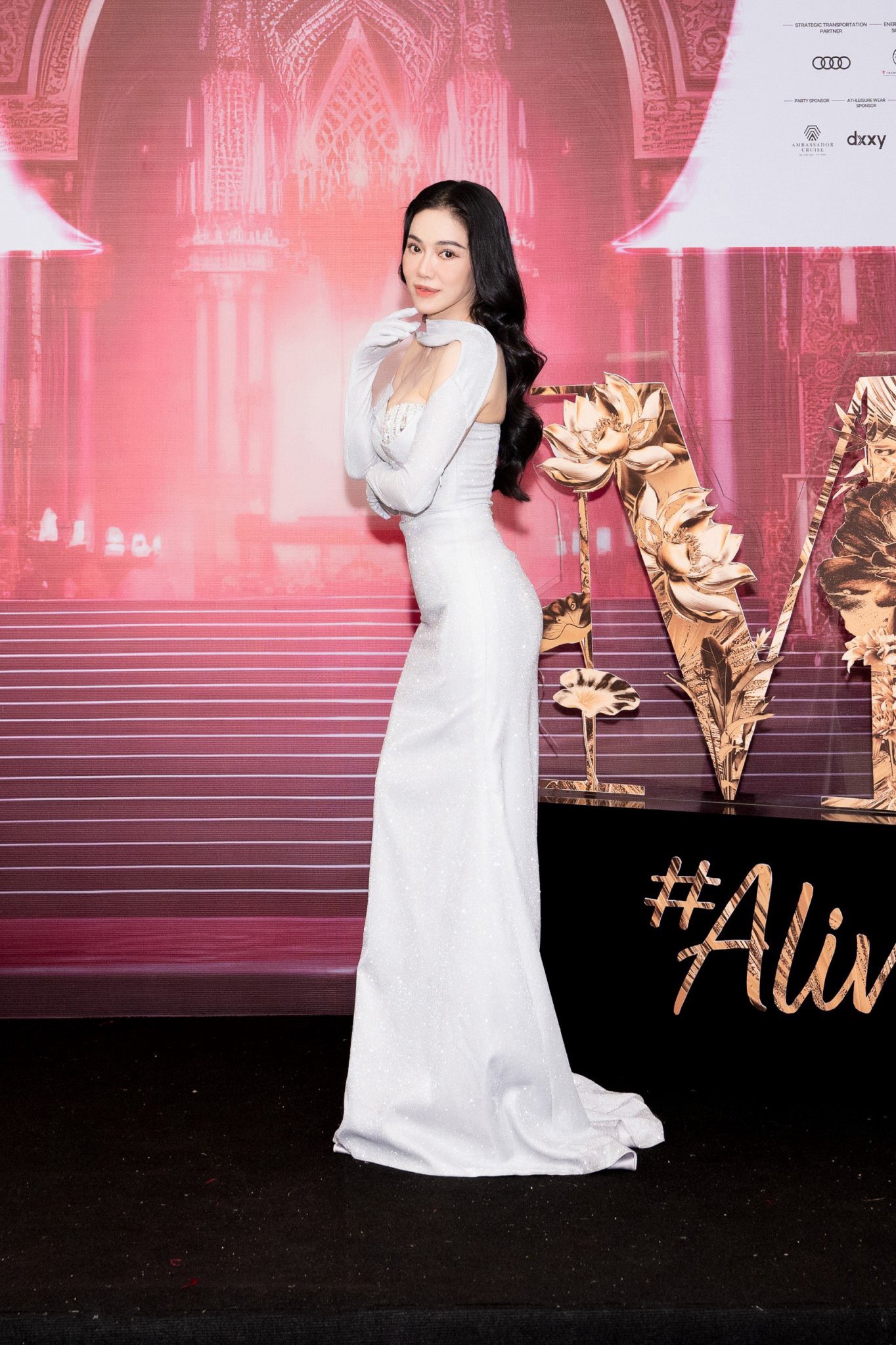 Thảm đỏ Bán kết Miss Grand International: Thùy Tiên &quot;nổi bần bật&quot; trong sắc đỏ, Thiên Ân gây chú ý vì mái tóc xù - Ảnh 8.