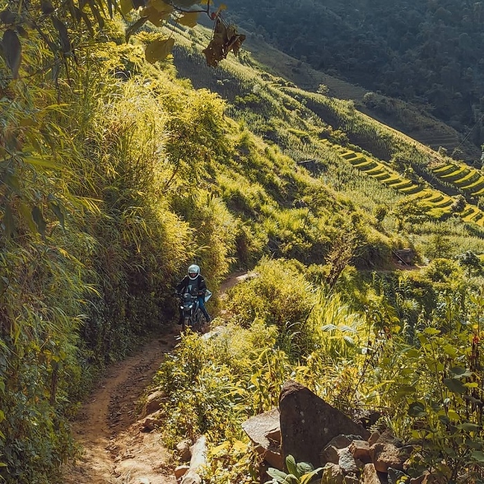 Phát hiện thác nước được mệnh danh là “đệ nhất thác” Tây Bắc, đường đi hiểm trở, cách Hà Hội hơn 100km - Ảnh 2.