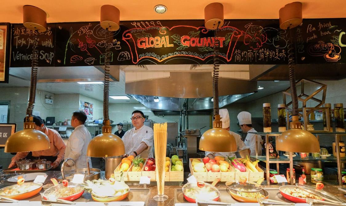 Bị nhân viên nhà hàng buffet giữ lại vì mang thức ăn ra về, người đàn ông cãi: &quot;Tôi trả tiền, tôi có quyền&quot; - Ảnh 4.