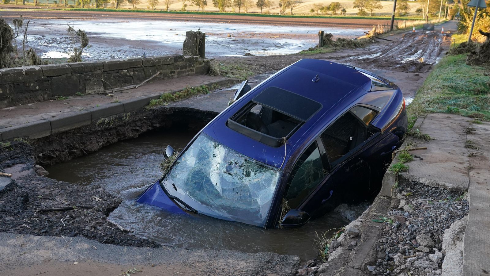 Anh: Một phụ nữ tử vong trong lũ lụt do bão Babet ở Derbyshire - Ảnh 1.